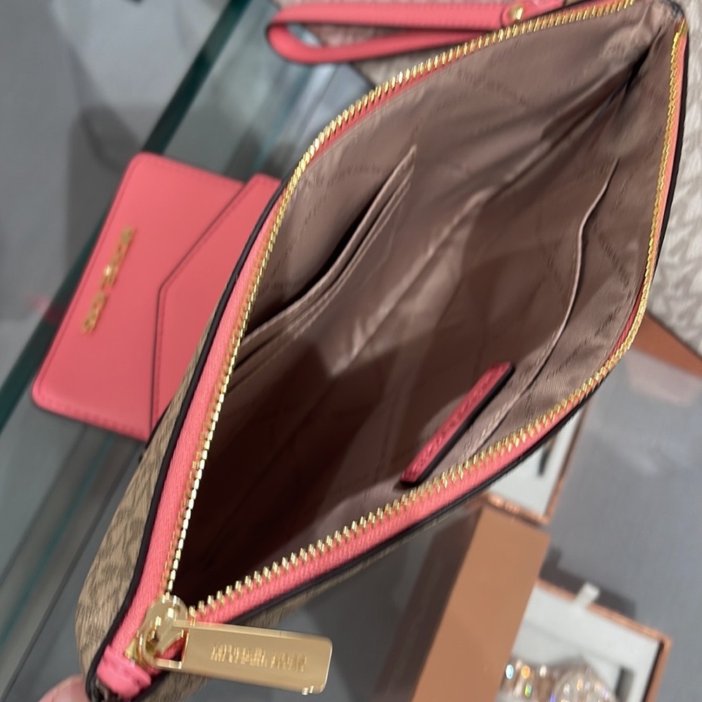 MICHAEL KORS JET SET ITEM LG 2 in 1 CARD CASE & WRISTLET
Tea Rose 
NWT - Picture 11 of 16